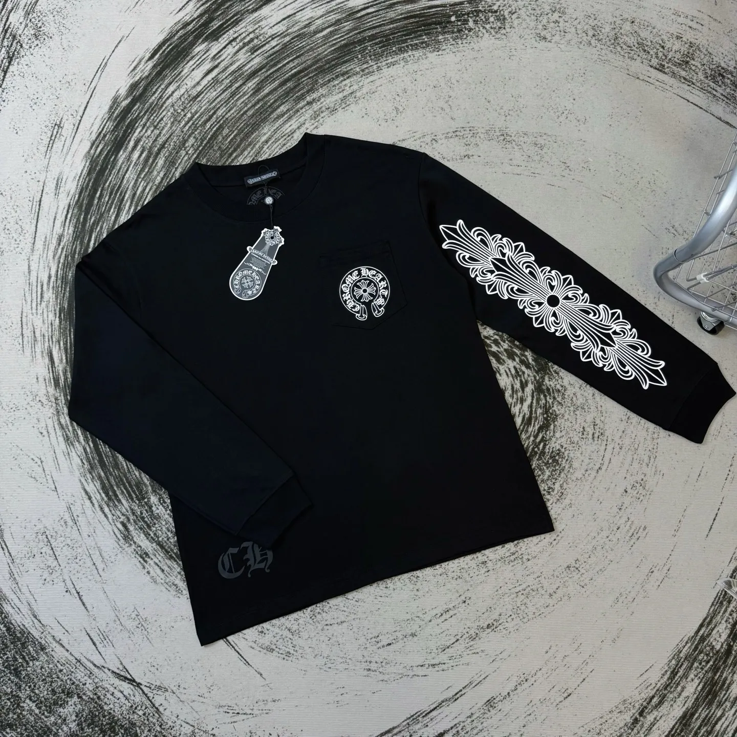 P190 ChromeHearts Miami limited-edition horseshoe long-sleeve, the same style as ChromeHearts counters. Made of 280g pure cotton fabric, 32 count double yarn. Very textured on the handle. Three-dimensional and atmospheric. Versatile and easy to wear in autumn. Simple and elegant. Adopts os version. The upper body effect is great. Suitable for all body types. Soft and comfortable. CH letter offset printing on the front ➕ Horseshoe Sanskrit offset printing on the back. Small markings on the hem. Machine washable. Does not fade or deform. Complete accessories. Original mold opening. Perfectly restored zp 2:1, same style for men and women, versatile and easy to match, size s m l xl color black